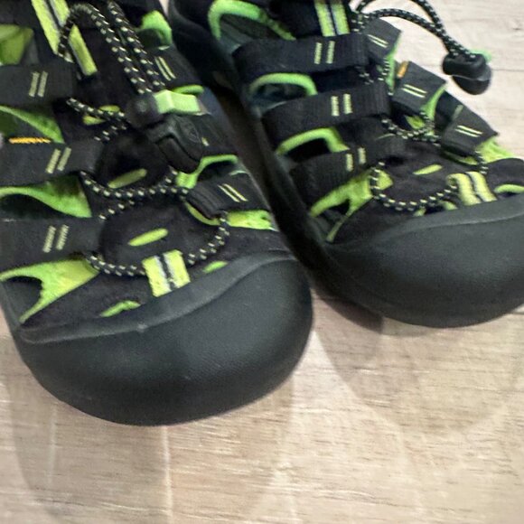KEEN YOUTH SIZE 5 GREEN BLACK CLOSED TOE SHOES NWOT - Picture 3 of 10